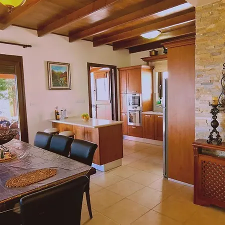 Mountain Bliss Villa Moniátisz